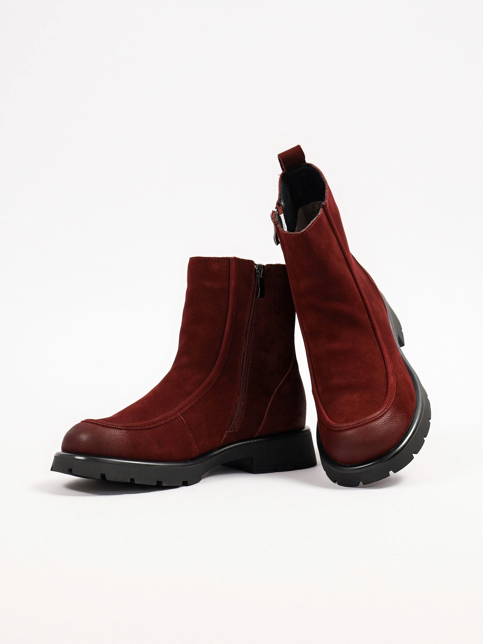 Ботинки бордового цвета на рельефной подошве